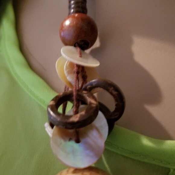 ❗5 For $2️⃣5️⃣ Bundle Sale❗️Wood & Shell Beaded Necklace - Picture 4 of 4
